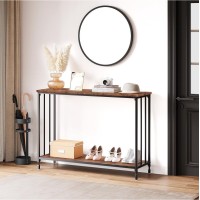 Вузький стіл у передпокої