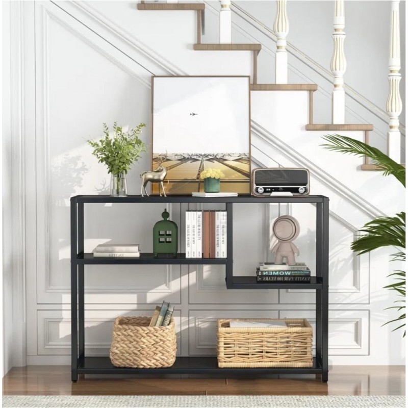 Консольний стіл у передпокої з полицями для зберігання
